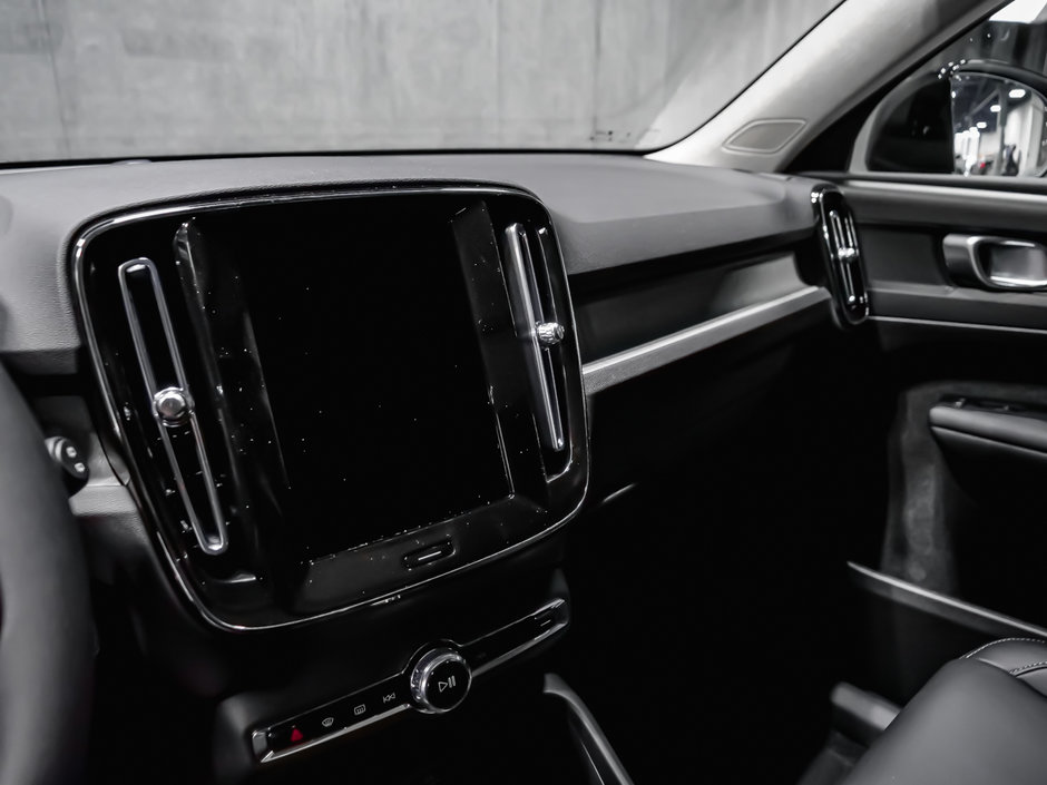 Volvo XC40 Core Bright Theme 2025-9