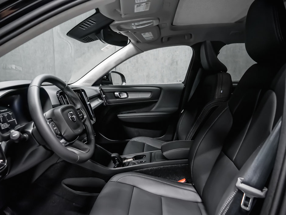 Volvo XC40 Core Bright Theme 2025-10