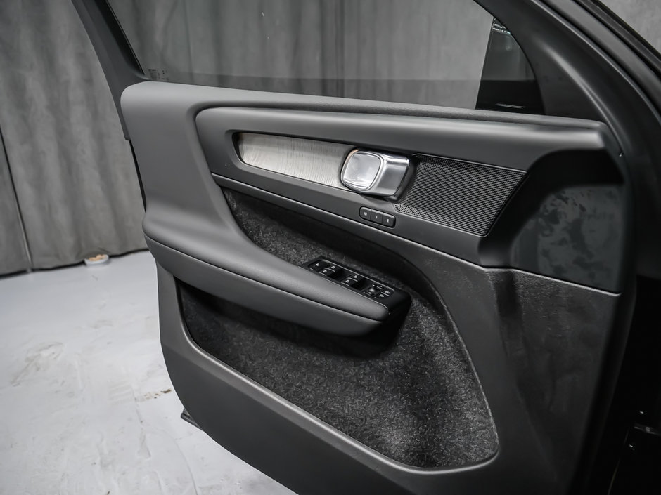 2025 Volvo XC40 B5 PLUS DARK CLIMATE-8