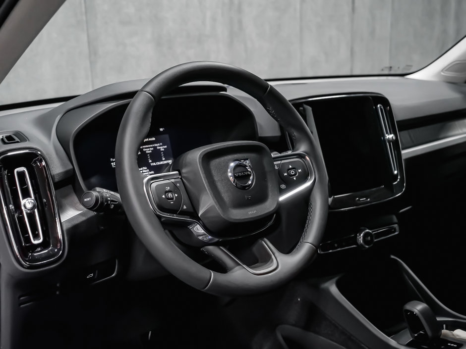 2025 Volvo XC40 Core Bright-7