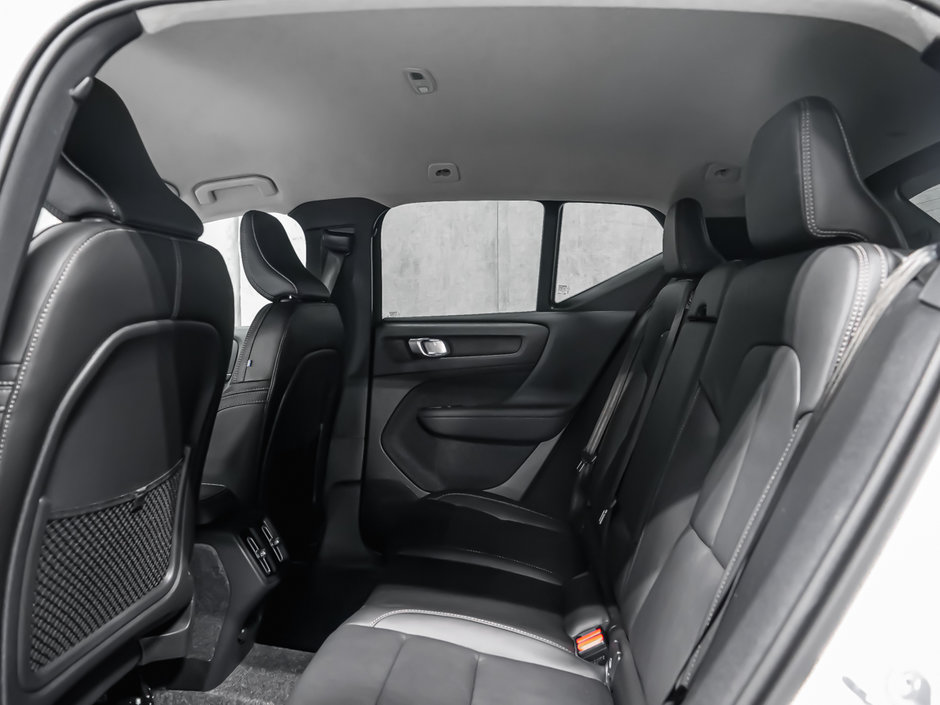 2025 Volvo XC40 Core Bright-11