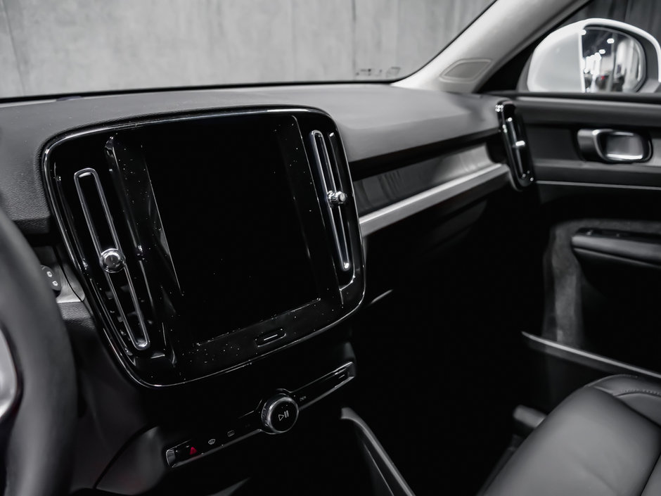 2025 Volvo XC40 Core Bright-9
