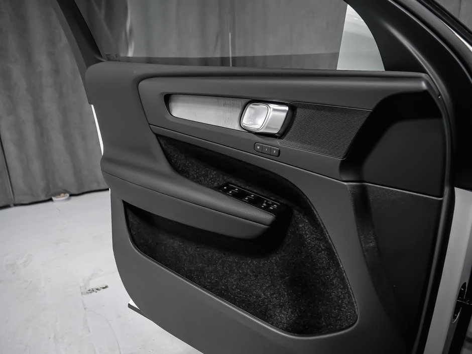 2025 Volvo XC40 Core Bright-8