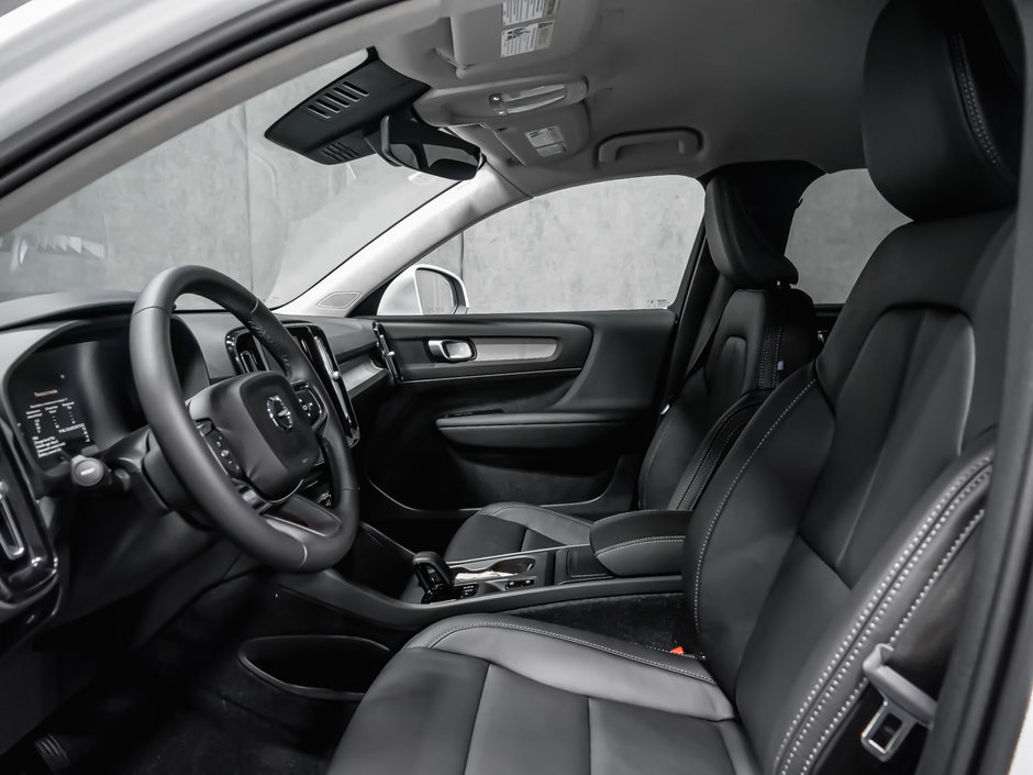 2025 Volvo XC40 Core Bright-10