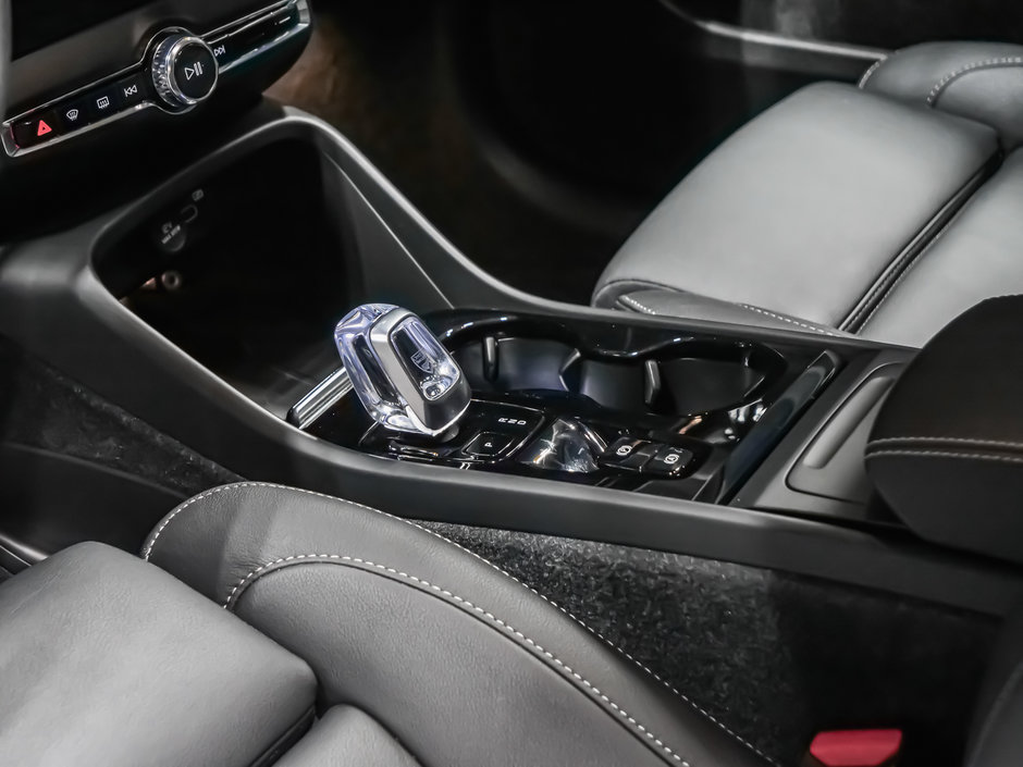 Volvo XC40 B5 PLUS DARK 2025-8