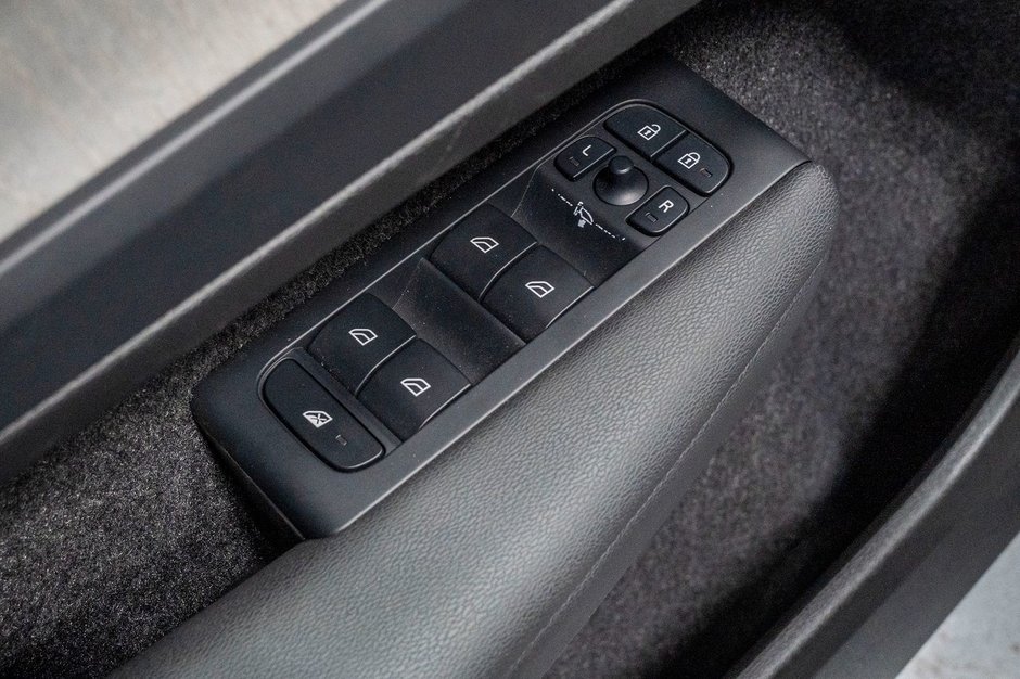 2025 Volvo XC40 B5 PLUS DARK CLIMATE-10