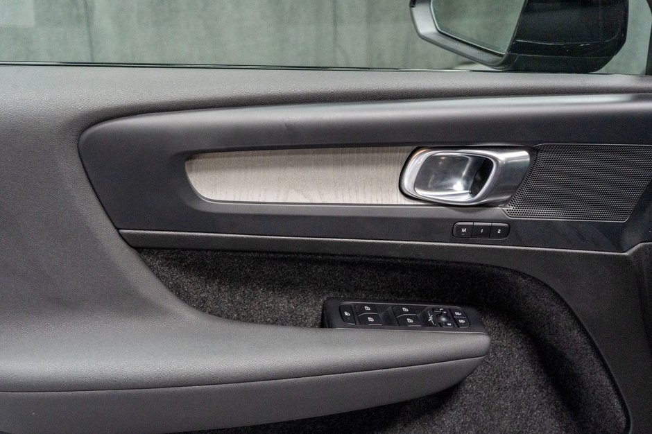 2025 Volvo XC40 B5 PLUS DARK CLIMATE-9