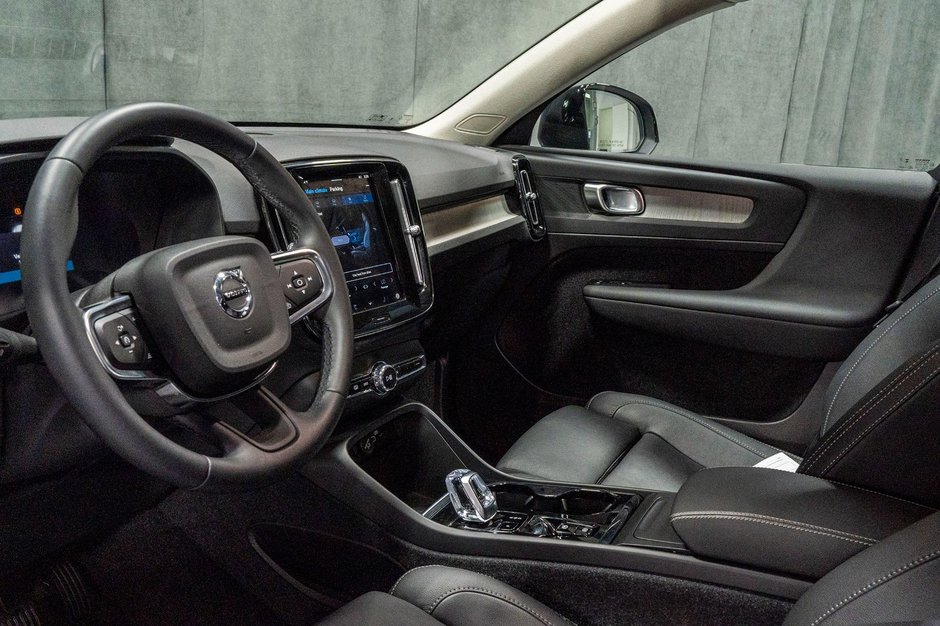 2025 Volvo XC40 B5 PLUS DARK CLIMATE-8
