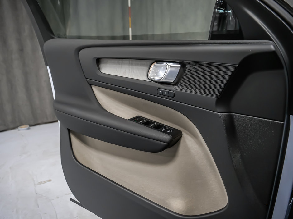 2025 Volvo XC40 B5 PLUS DARK CLIMATE-12