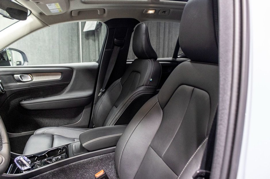 2025 Volvo XC40 B5 PLUS DARK CLIMATE-14