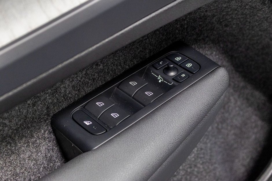 2025 Volvo XC40 B5 PLUS DARK CLIMATE-17