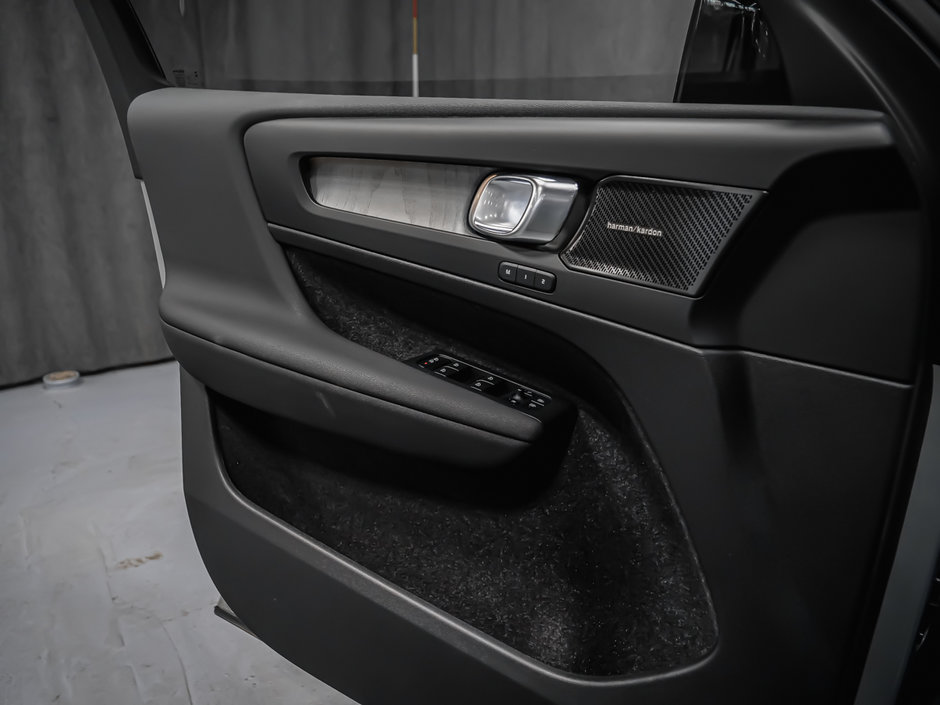 Volvo XC40 B5 ULTRA DARK 2025-12