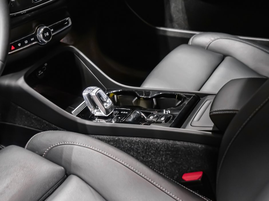 2025 Volvo XC40 B5 PLUS DARK CLIMATE-7