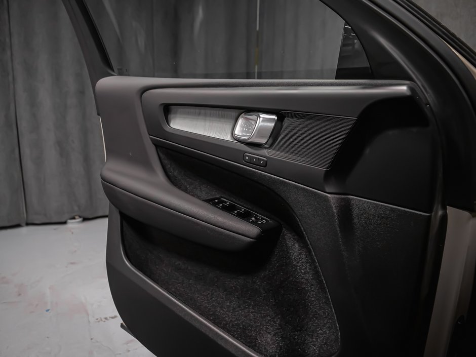 2025 Volvo XC40 B5 PLUS DARK CLIMATE-9