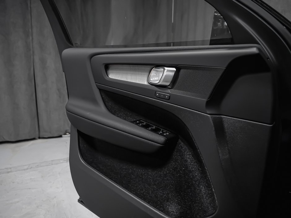 2025 Volvo XC40 B5 PLUS DARK CLIAMTE-11