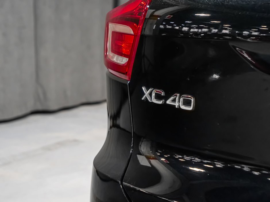 2025 Volvo XC40 B5 PLUS DARK CLIAMTE-5
