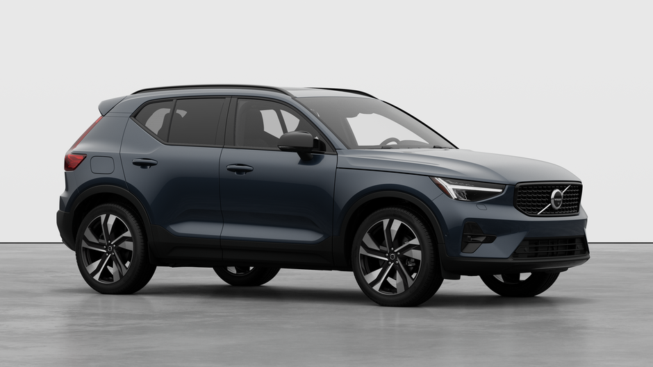 Volvo XC40 Plus Dark Theme 2026-2