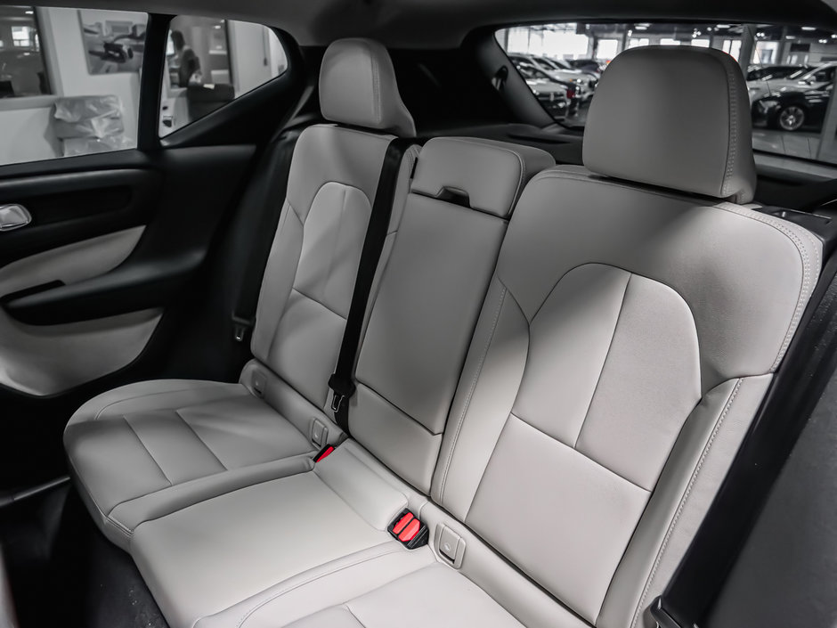 Volvo XC40 Plus Dark Theme 2026-9