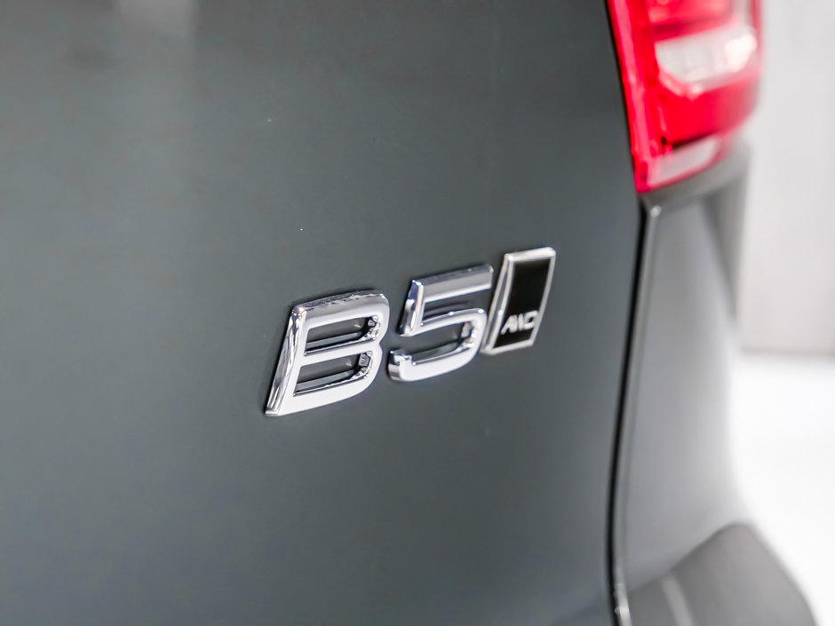 Volvo XC40 Plus Dark Theme 2026-15