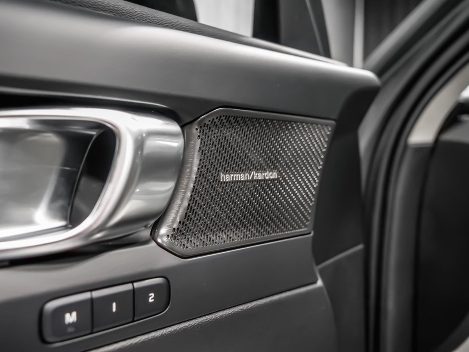 Volvo XC40 Plus Dark Theme 2026-7