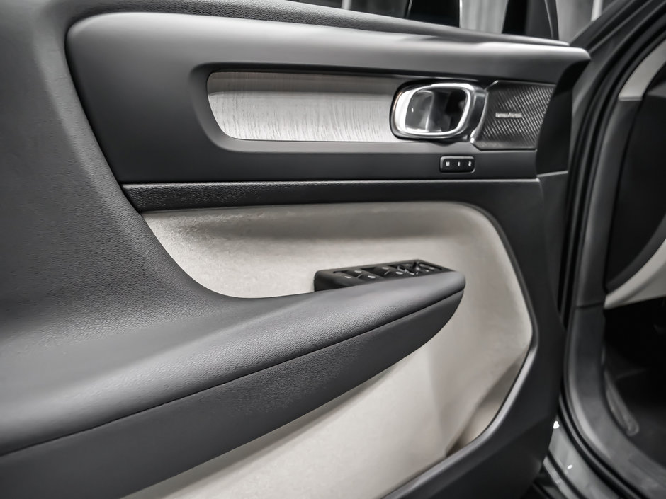Volvo XC40 Plus Dark Theme 2026-12