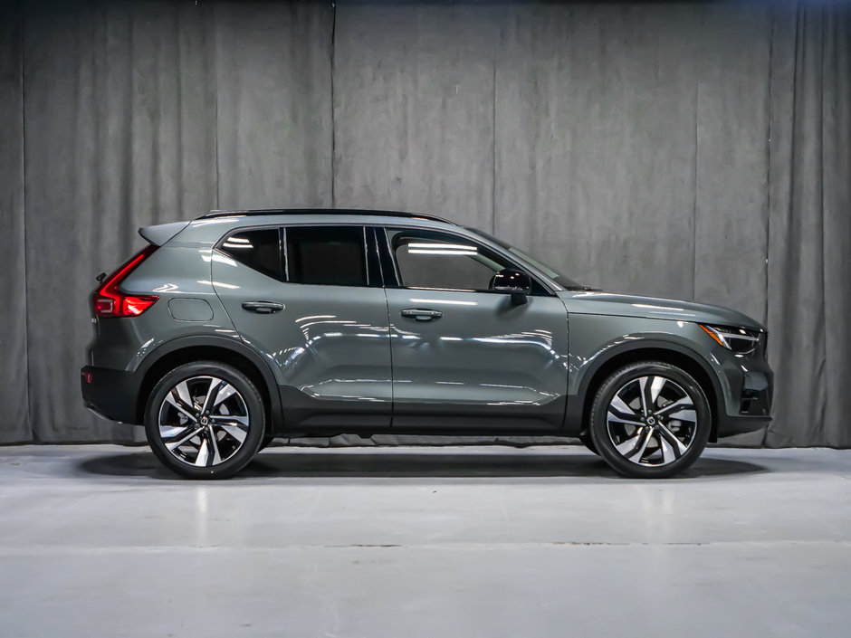 Volvo XC40 Plus Dark Theme 2026-2