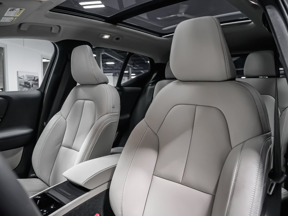 Volvo XC40 Plus Dark Theme 2026-8