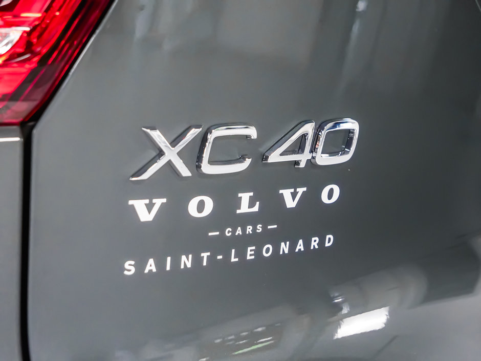 Volvo XC40 Plus Dark Theme 2026-14
