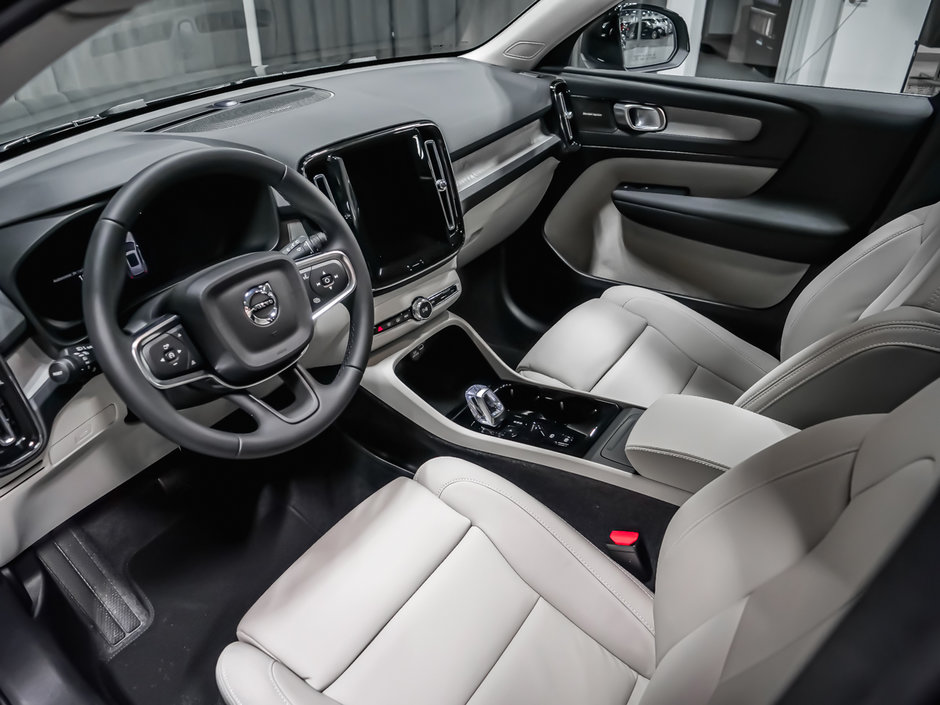 Volvo XC40 Plus Dark Theme 2026-6