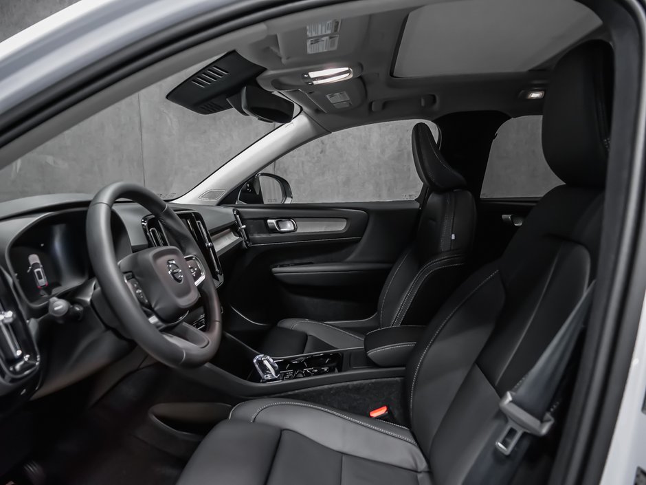 Volvo XC40 Plus (Dark Theme) 2026-10
