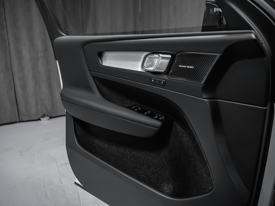 Volvo XC40 Ultra Black Edition 2026-12