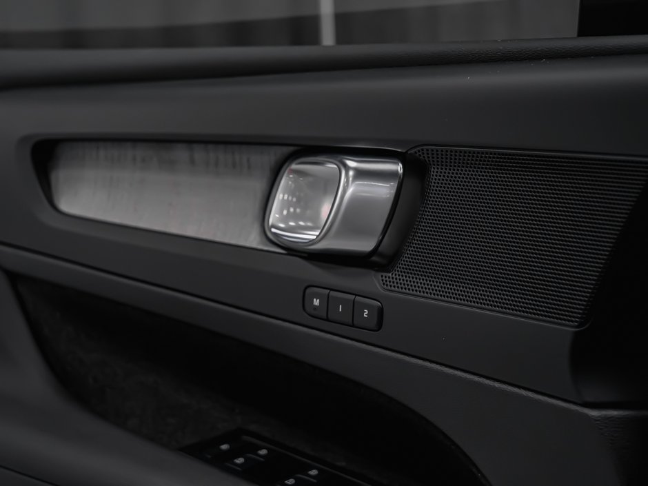 2026 Volvo XC40 Plus (Dark Theme)-10