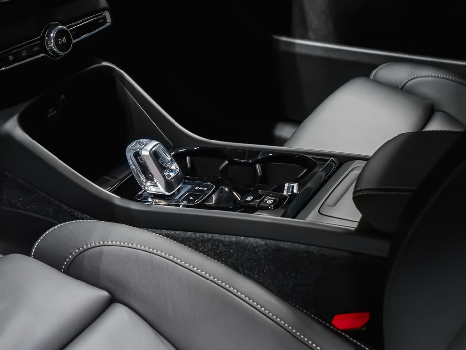 Volvo XC40 Plus (Dark Theme) 2026-7