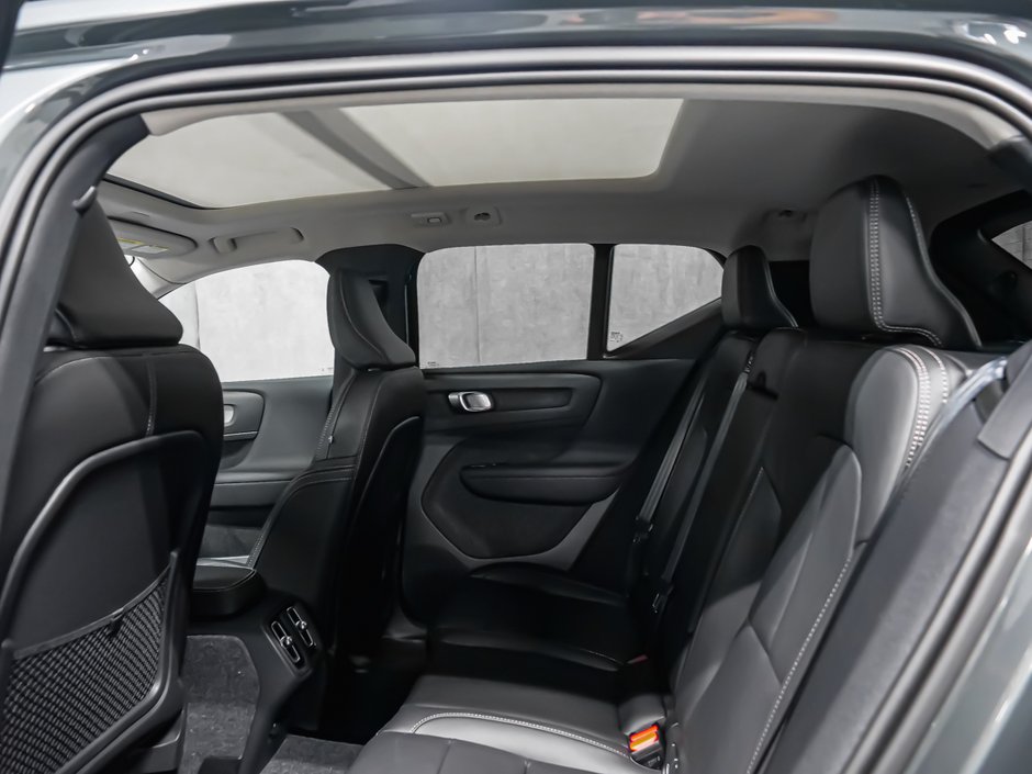 Volvo XC40 Plus (Dark Theme) 2026-11