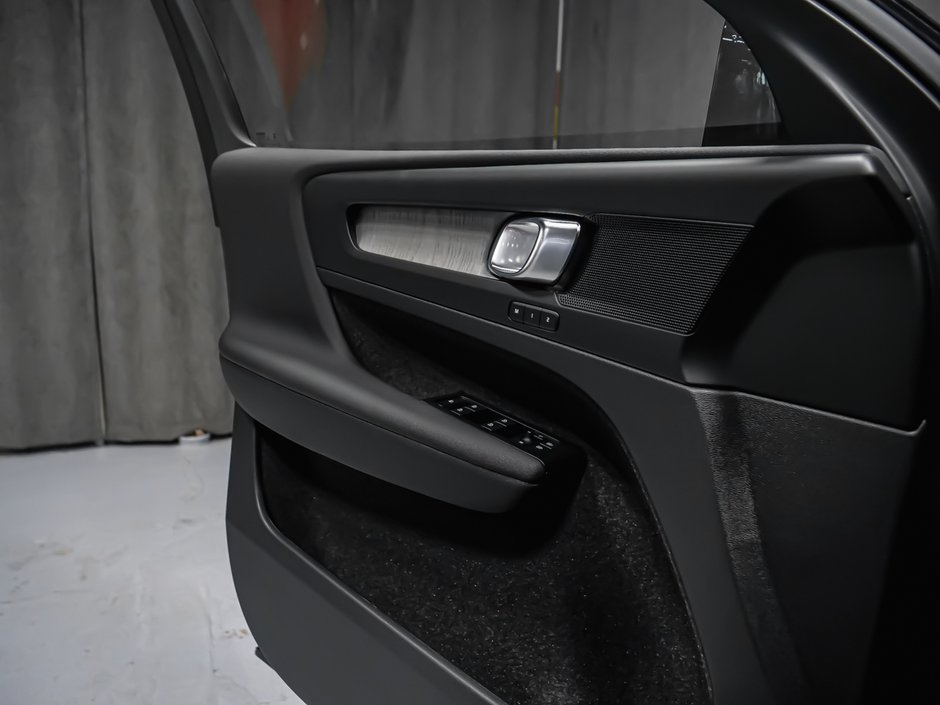 Volvo XC40 Plus (Dark Theme) 2026-9