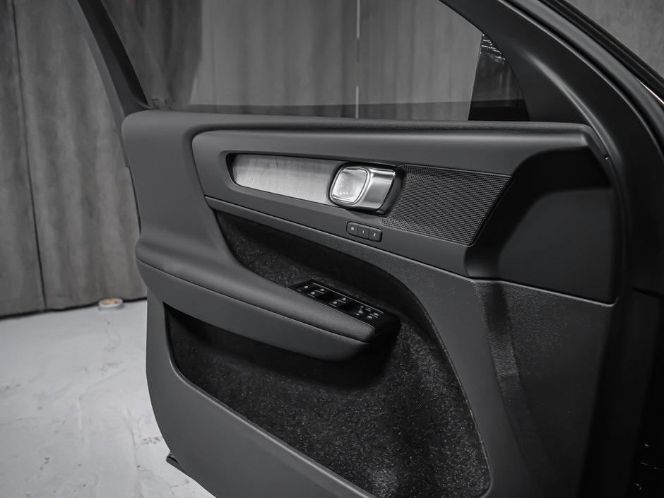 2026 Volvo XC40 Plus Dark Theme-8