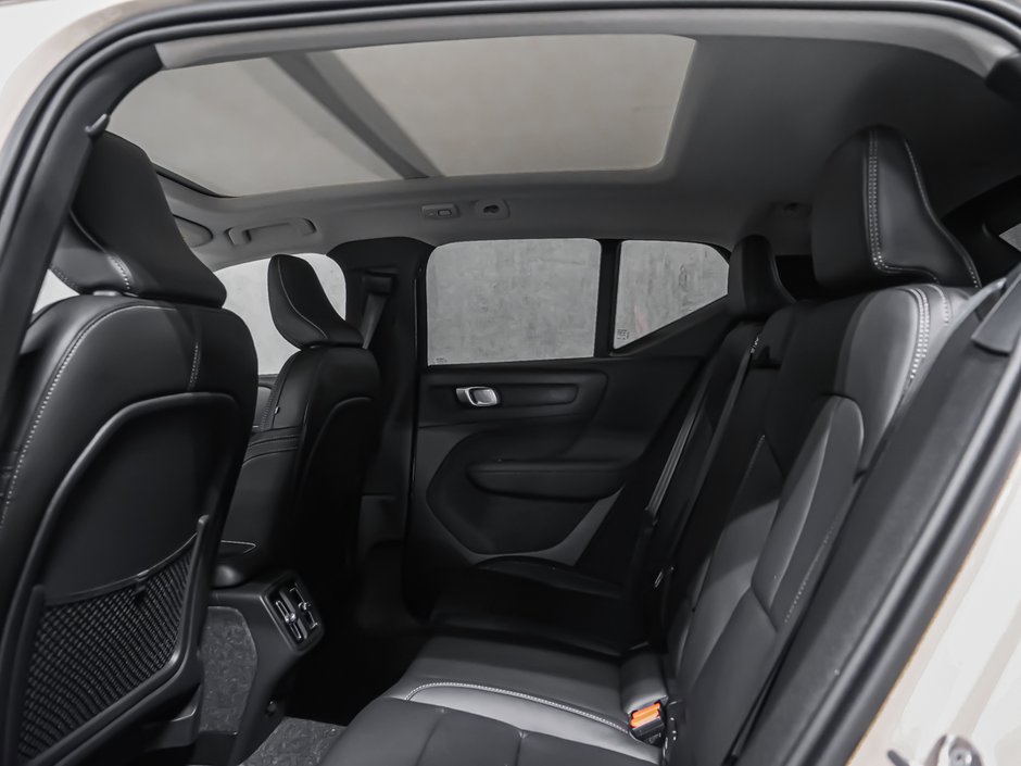 Volvo XC40 Plus (Dark Theme) 2026-12