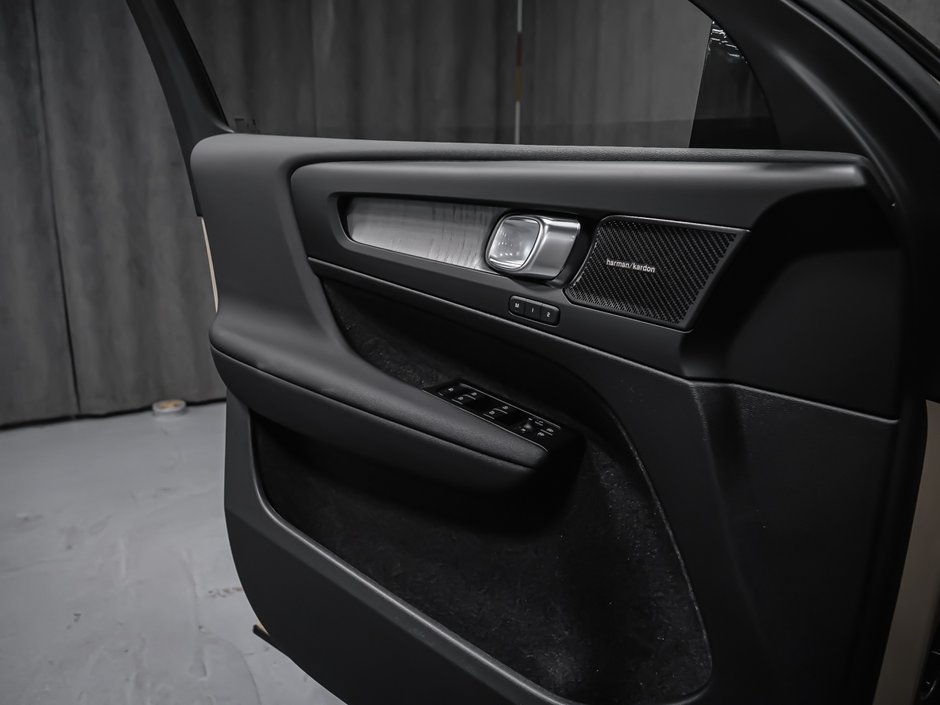 Volvo XC40 Plus (Dark Theme) 2026-9