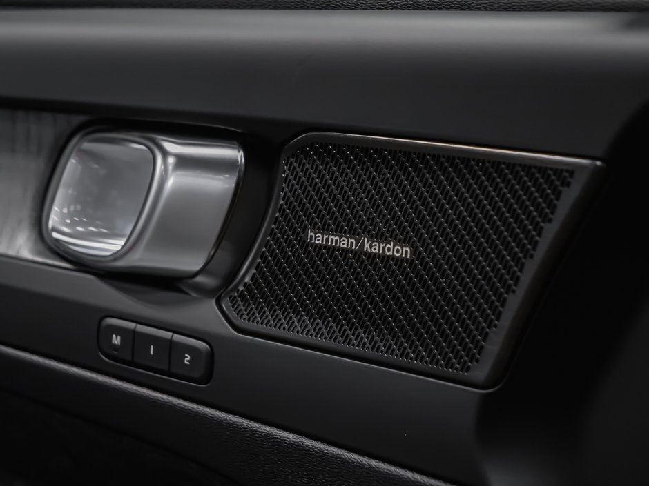 Volvo XC40 Plus (Dark Theme) 2026-10