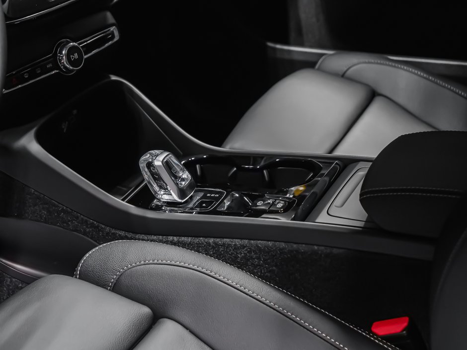 Volvo XC40 Plus (Dark Theme) 2026-7