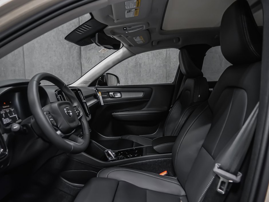 Volvo XC40 Plus (Dark Theme) 2026-11