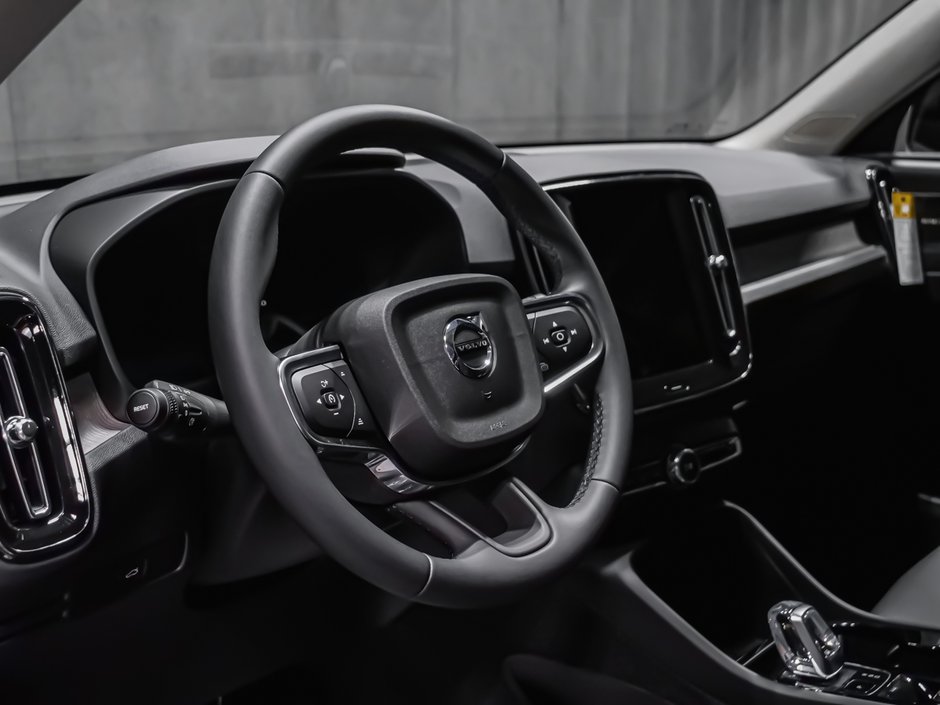 Volvo XC40 Plus (Dark Theme) 2026-8