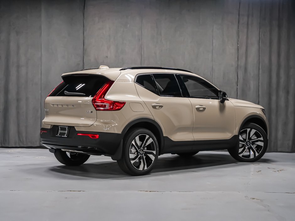 Volvo XC40 Plus (Dark Theme) 2026-2