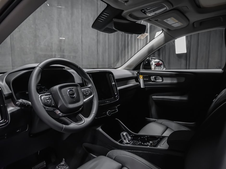 Volvo XC40 Plus (Dark Theme) 2026-6