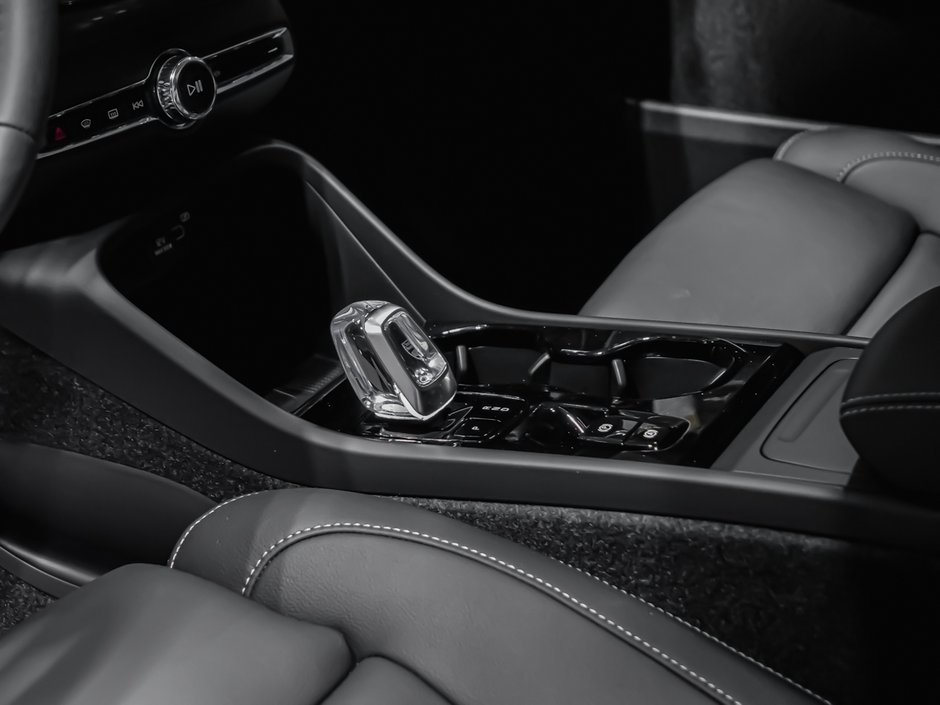 2026 Volvo XC40 Plus (Dark Theme)-7