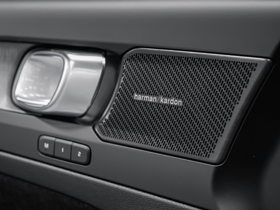 2026 Volvo XC40 Plus (Dark Theme)-10