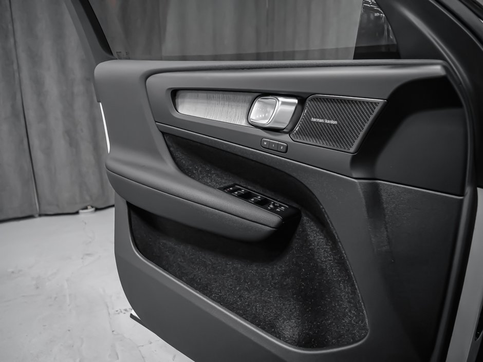 2026 Volvo XC40 Plus (Dark Theme)-9