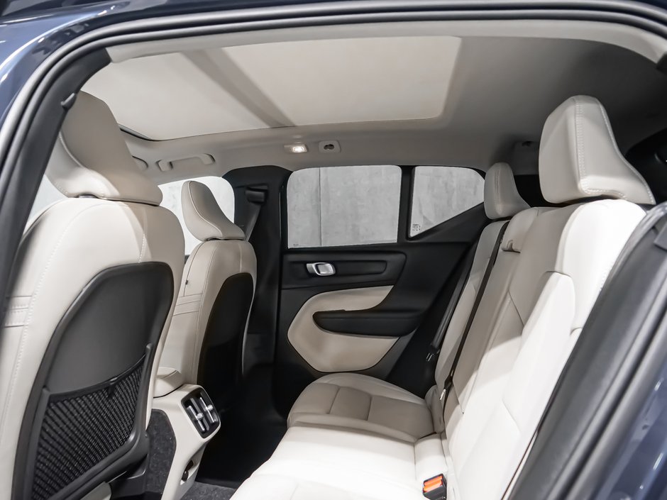 Volvo XC40 Plus (Dark Theme) 2026-11