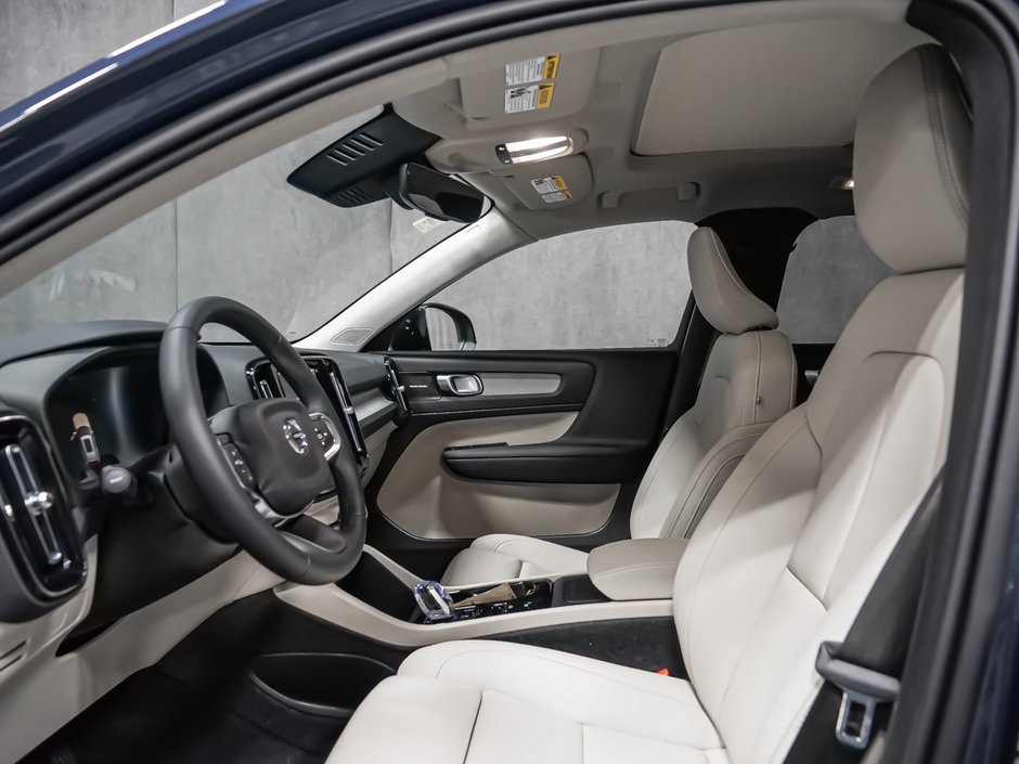 Volvo XC40 Plus (Dark Theme) 2026-10