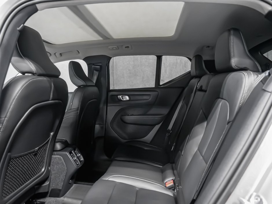 Volvo XC40 Ultra (Dark Theme) 2026-12